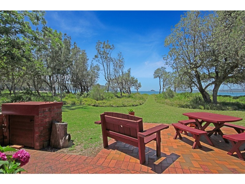 16 Myamba Parade, Surfside NSW 2536