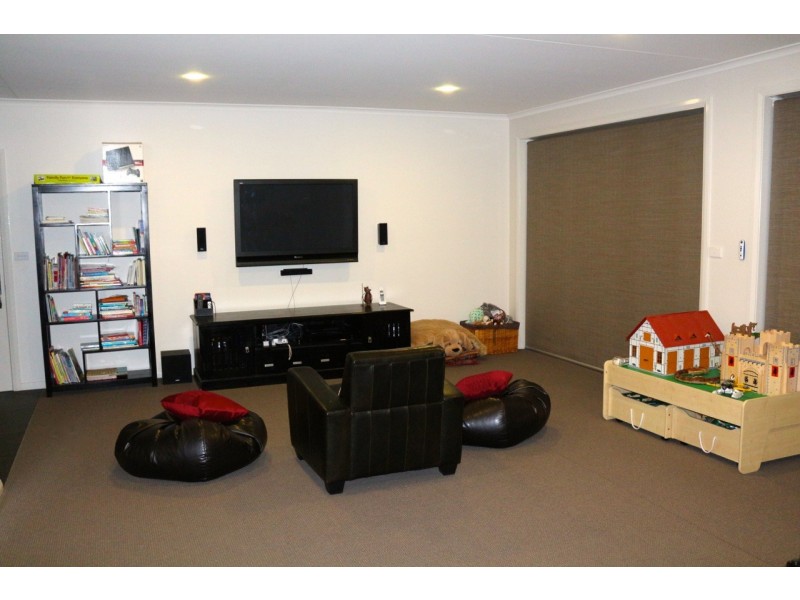 8 Towrang Avenue, Surf Beach NSW 2536