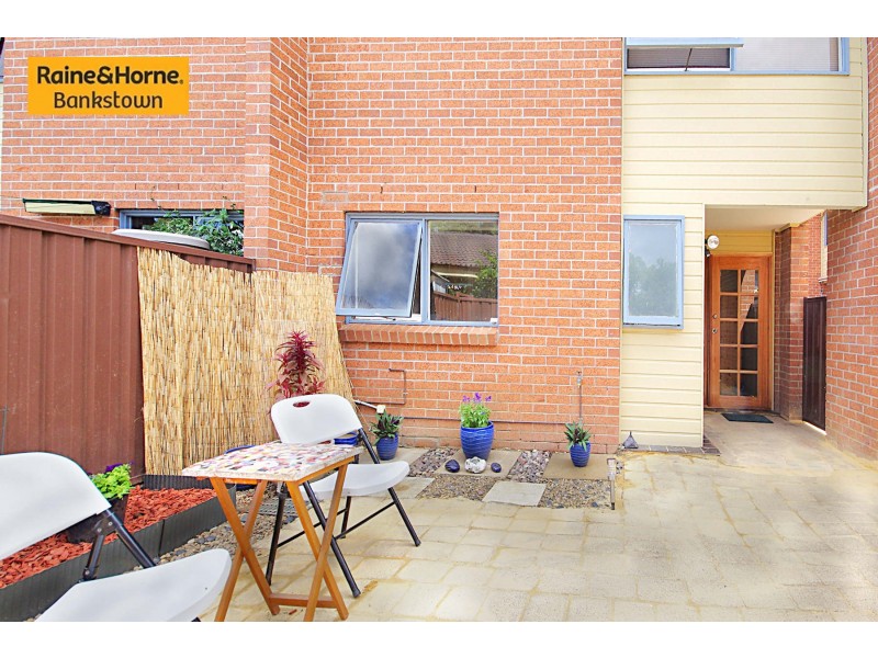 8 /15 FOURTH AVENUE, Macquarie Fields NSW 2564