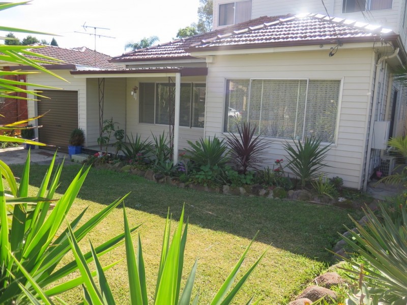 1 Merrett Crescent, Greenacre NSW 2190