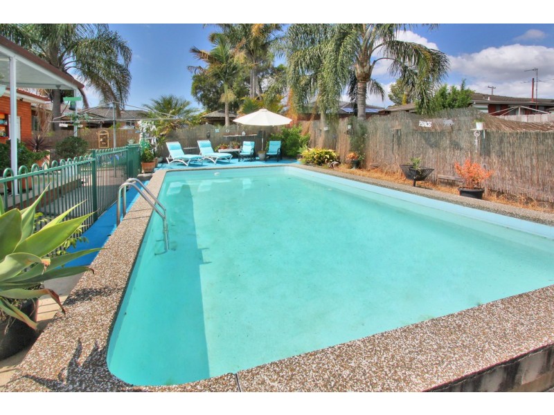 89 oak drive, Georges Hall NSW 2198