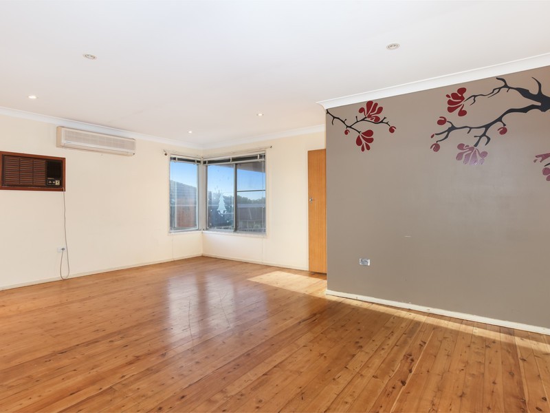 89 oak drive, Georges Hall NSW 2198