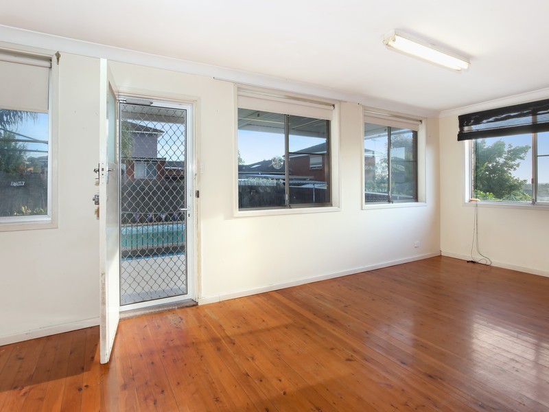 89 oak drive, Georges Hall NSW 2198