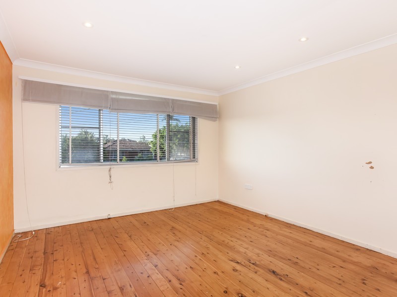 89 oak drive, Georges Hall NSW 2198