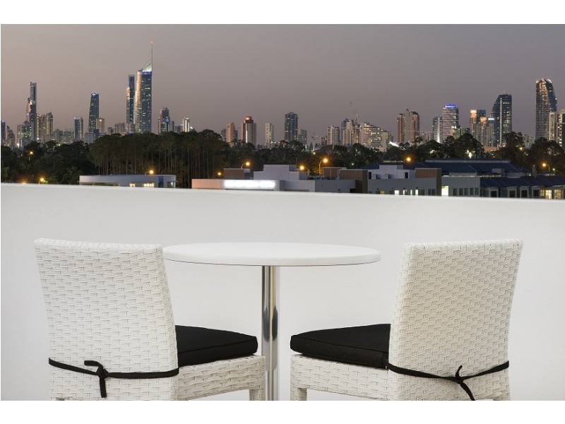 33 Lakefront Crescent, Varsity Lakes QLD 4227