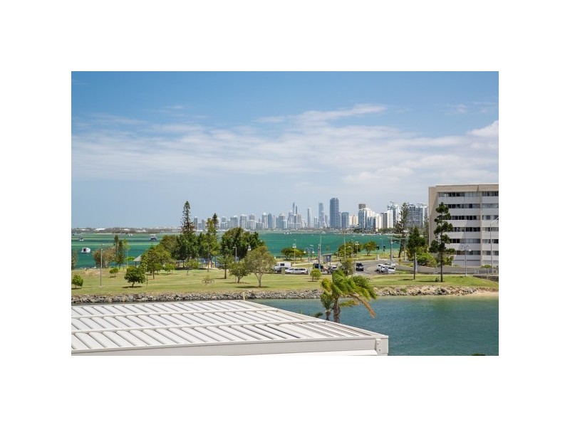 8/17 Bayview Street, Runaway Bay QLD 4216