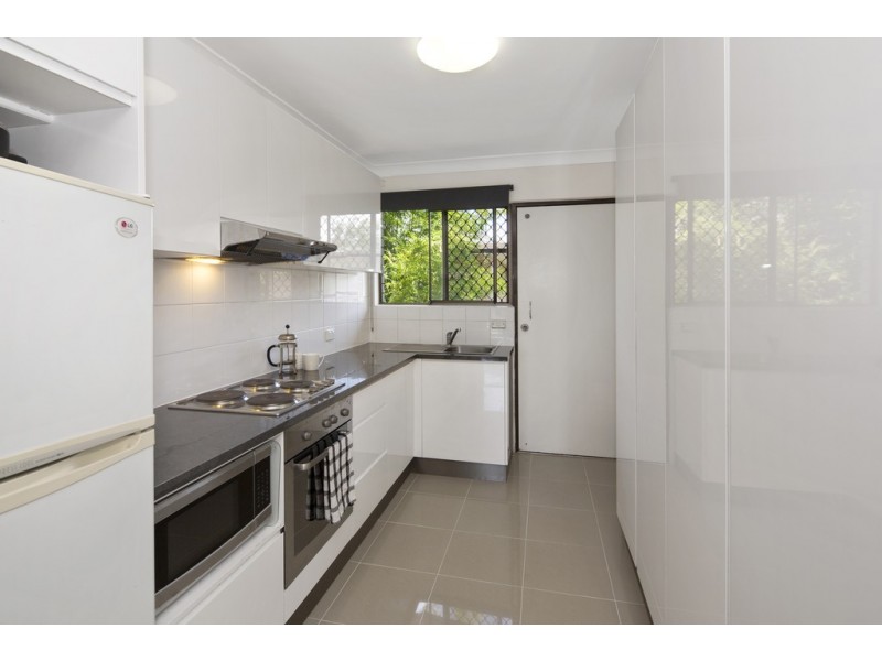 2/18 Sutherland Avenue, Labrador QLD 4215