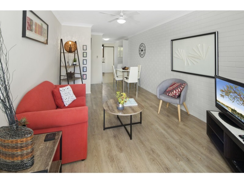 2/18 Sutherland Avenue, Labrador QLD 4215