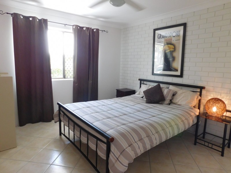 2/18 Sutherland Avenue, Labrador QLD 4215