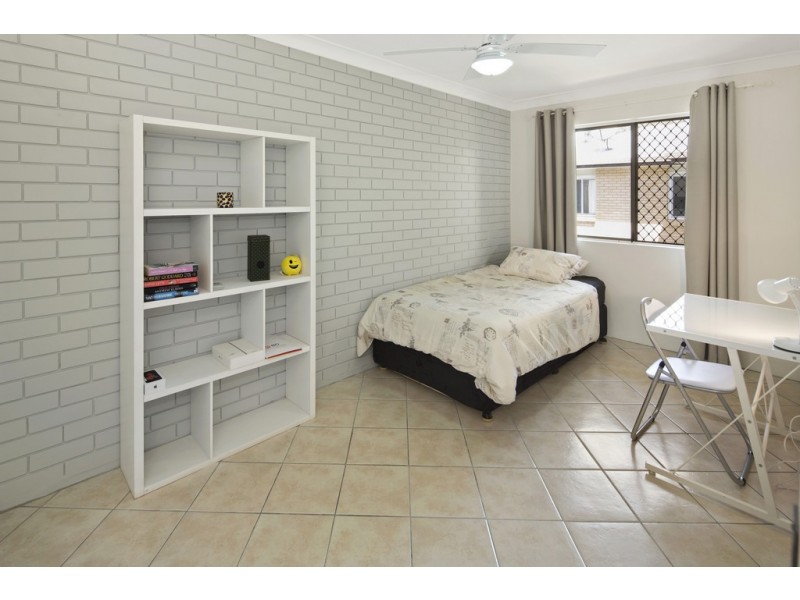 2/18 Sutherland Avenue, Labrador QLD 4215