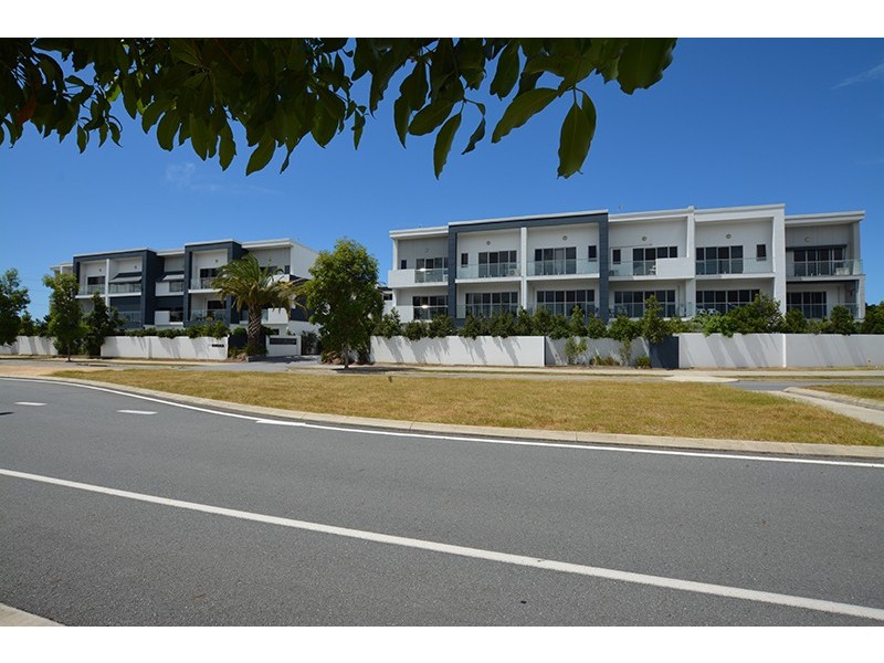 18/1 Mervyn Thomas Drive, Hope Island QLD 4212