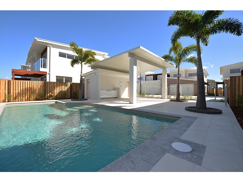 16/2 Waters Close, Hope Island QLD 4212