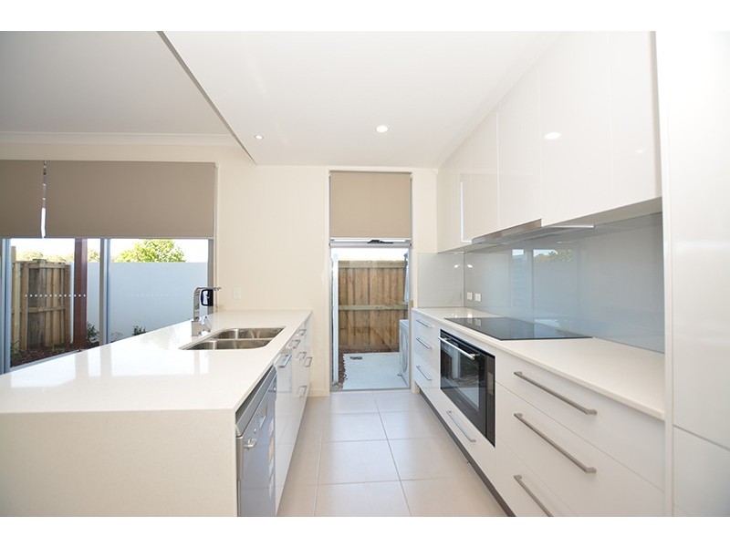 16/2 Waters Close, Hope Island QLD 4212