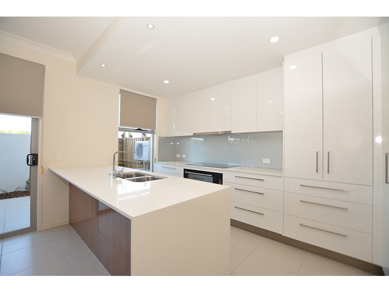 16/2 Waters Close, Hope Island QLD 4212