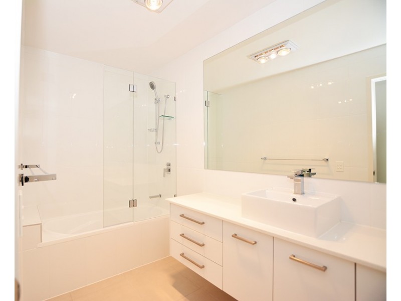 16/2 Waters Close, Hope Island QLD 4212