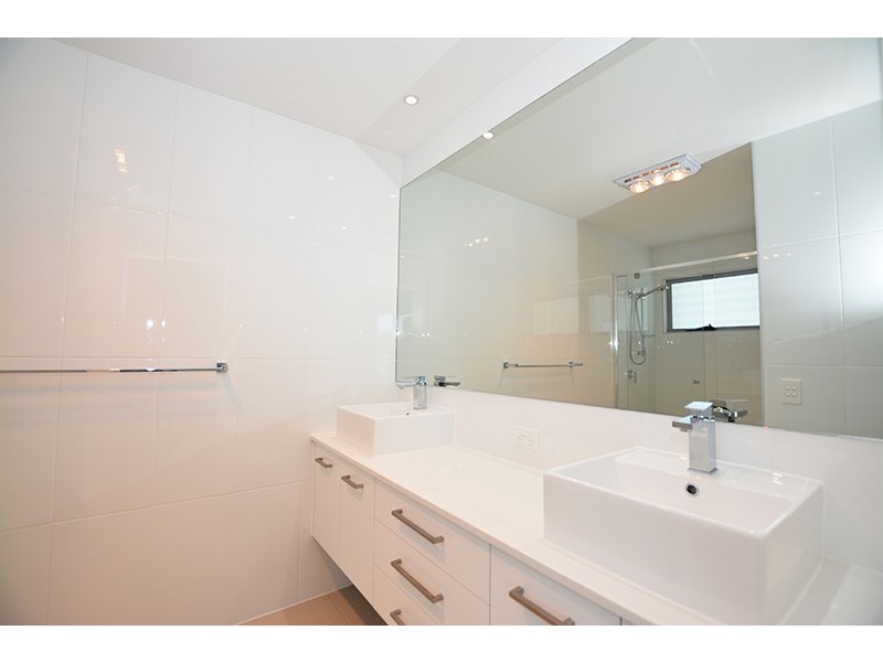 16/2 Waters Close, Hope Island QLD 4212