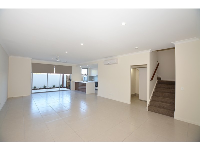 16/2 Waters Close, Hope Island QLD 4212