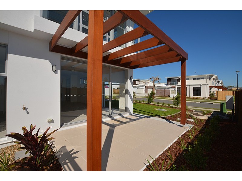 16/2 Waters Close, Hope Island QLD 4212