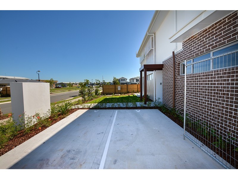 16/2 Waters Close, Hope Island QLD 4212