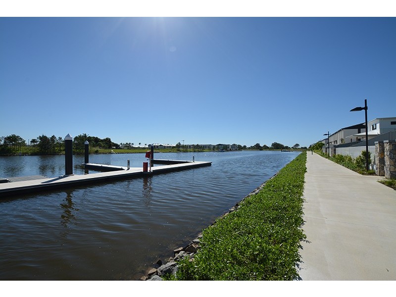 16/2 Waters Close, Hope Island QLD 4212