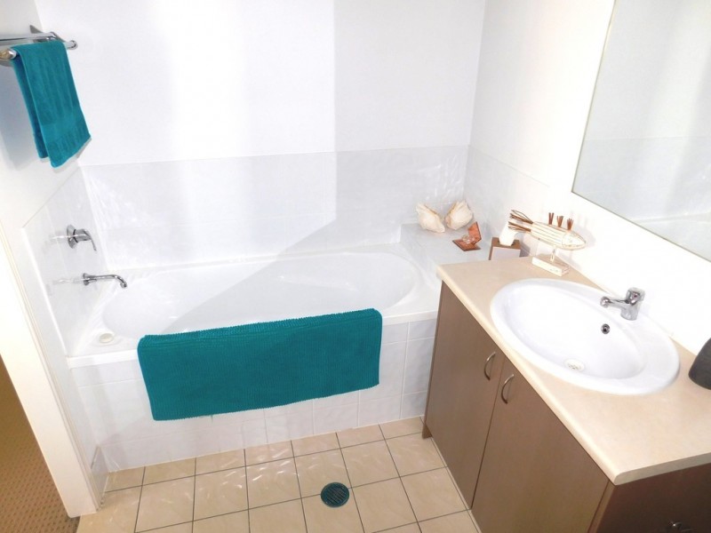 8/131 Muir Street, Labrador QLD 4215