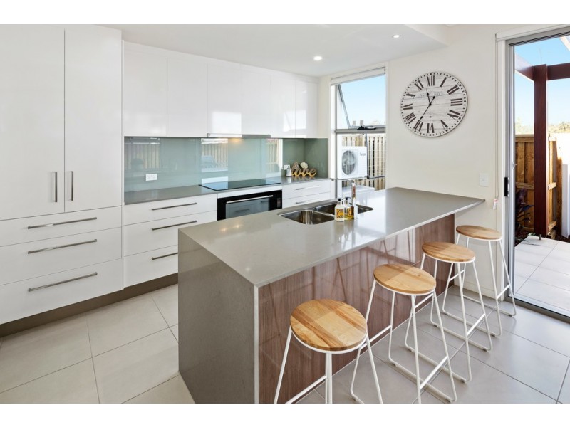 20/1 Waters Close, Hope Island QLD 4212