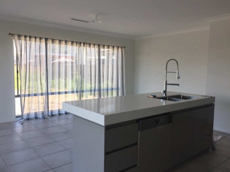 4 Waters Close, Hope Island QLD 4212