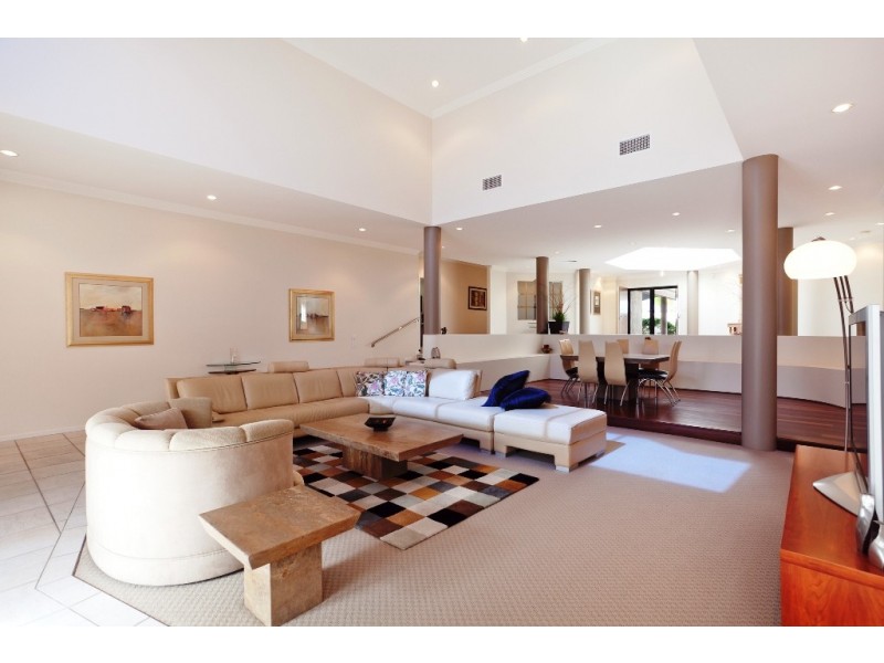 7  Excalibur Court, Sovereign Islands QLD 4216