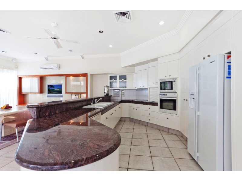 7  Excalibur Court, Sovereign Islands QLD 4216