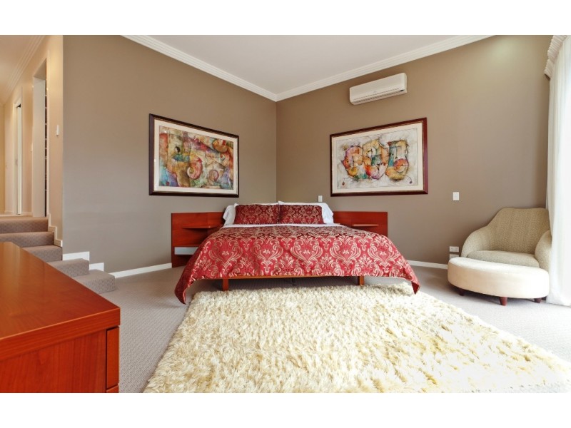 7  Excalibur Court, Sovereign Islands QLD 4216