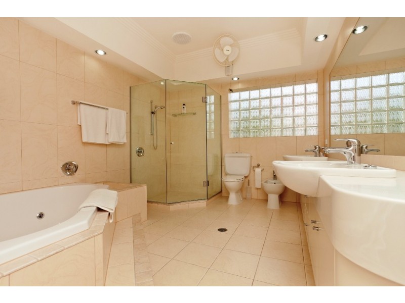 7  Excalibur Court, Sovereign Islands QLD 4216