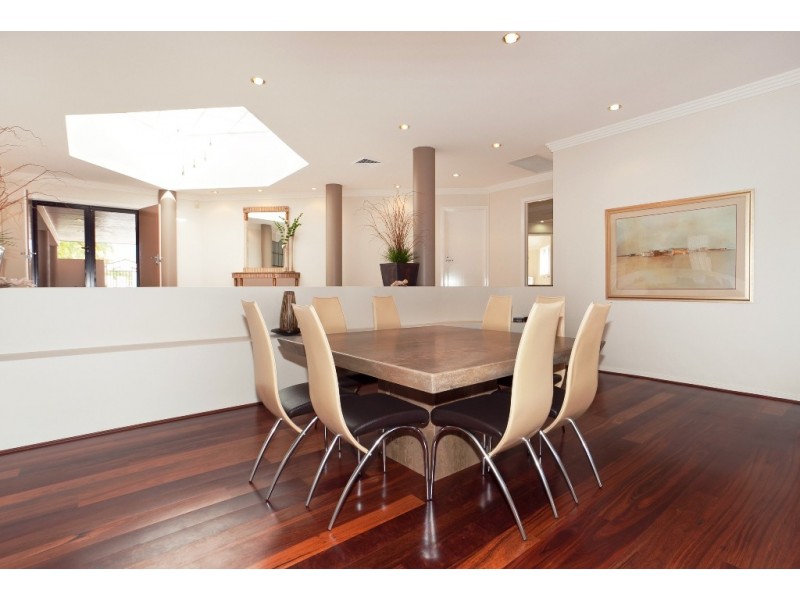 7  Excalibur Court, Sovereign Islands QLD 4216