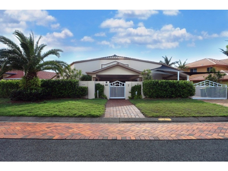 7  Excalibur Court, Sovereign Islands QLD 4216