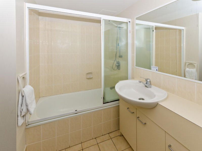 4/37 Bayview Street, Runaway Bay QLD 4216