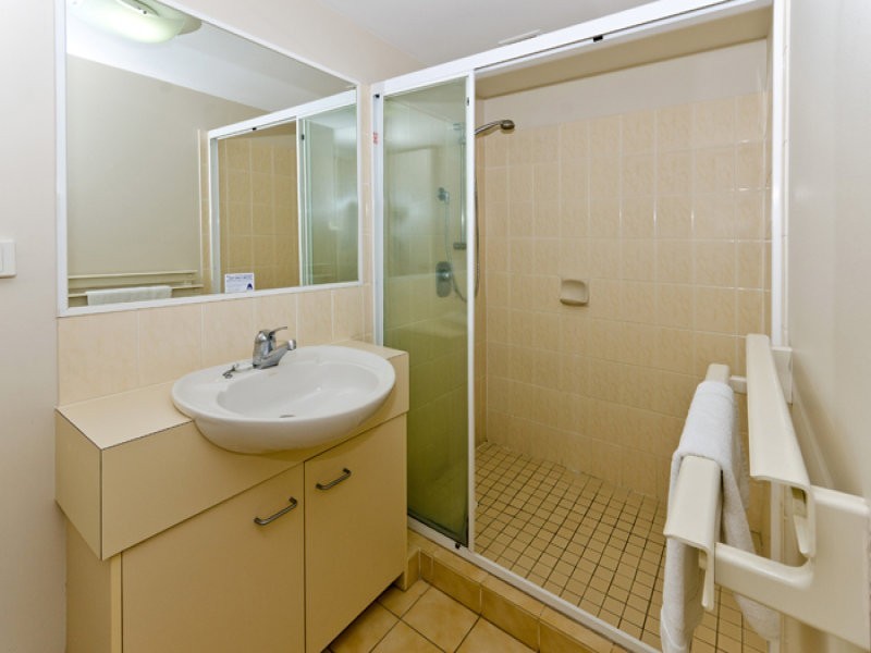 4/37 Bayview Street, Runaway Bay QLD 4216