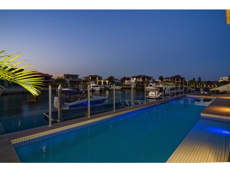 Sovereign Islands QLD 4216