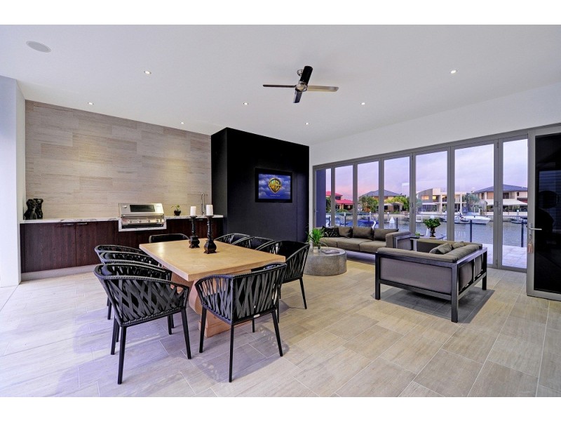 Sovereign Islands QLD 4216
