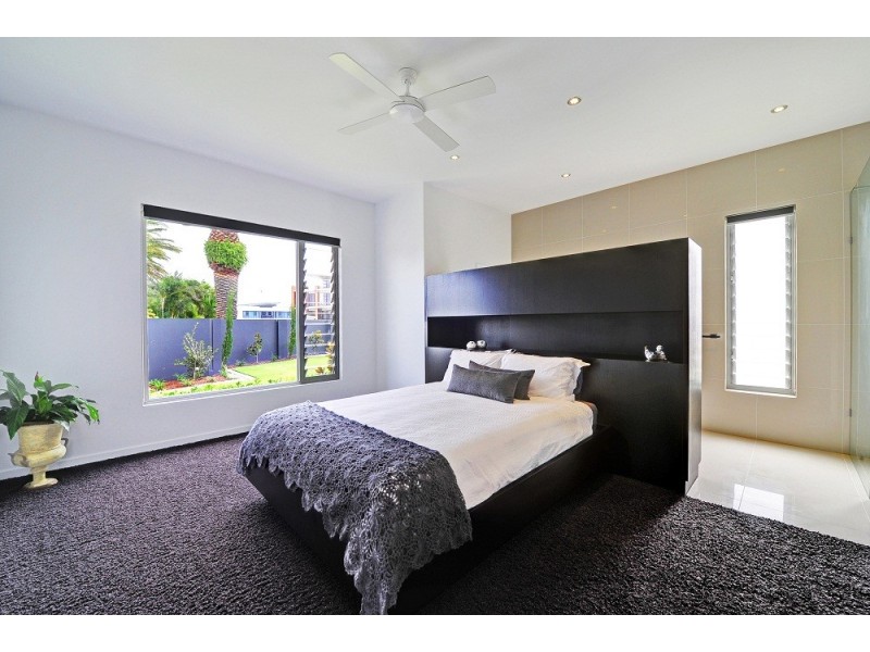 Sovereign Islands QLD 4216