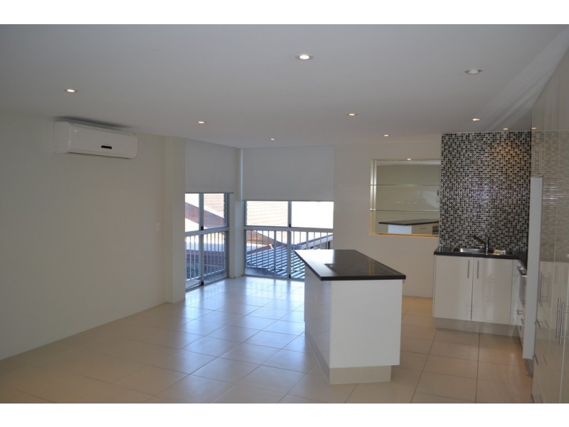 6/294 Marine Parade, Labrador QLD 4215
