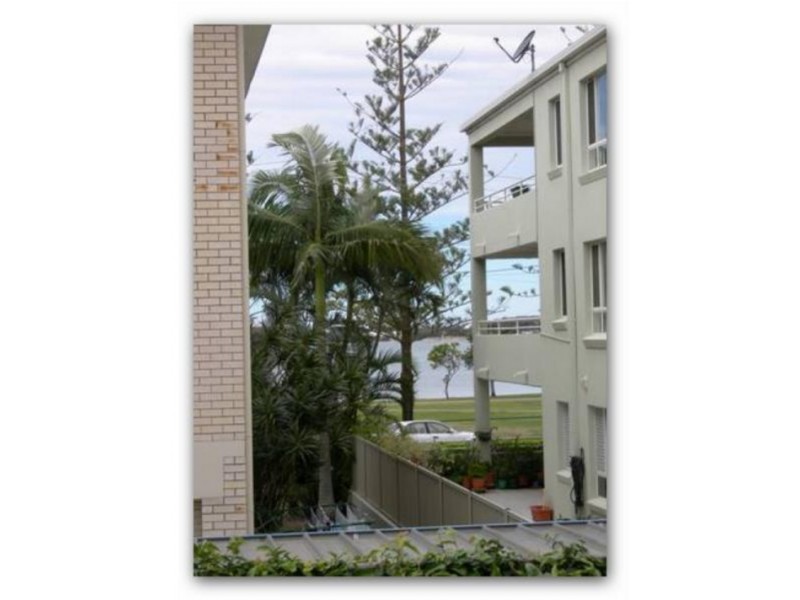 Unit 2/3 Robert Street, Labrador QLD 4215