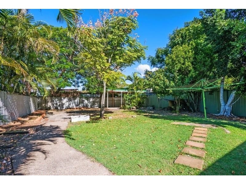 8 Nambur Avenue, Runaway Bay QLD 4216