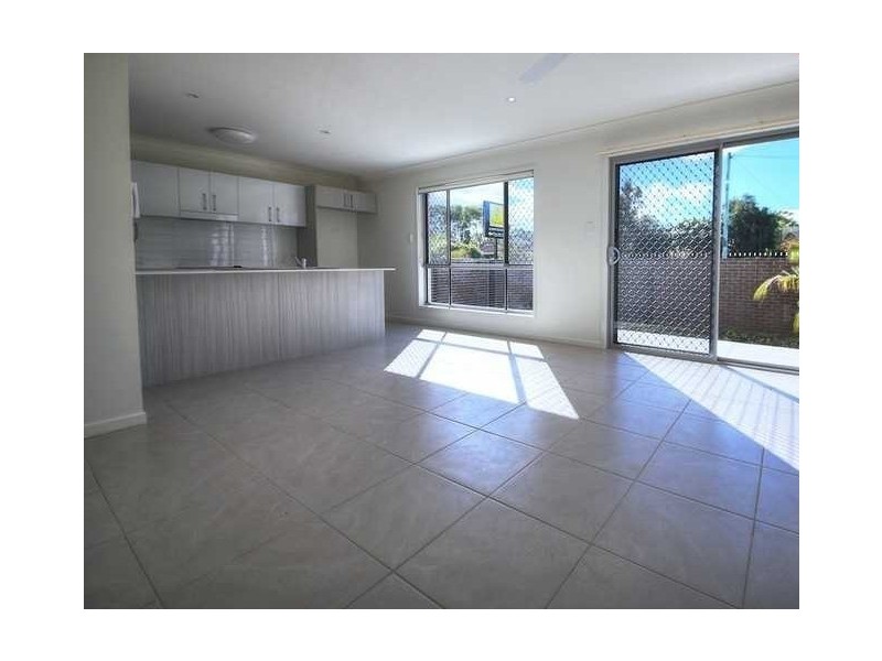 2/126 Central Street, Labrador QLD 4215