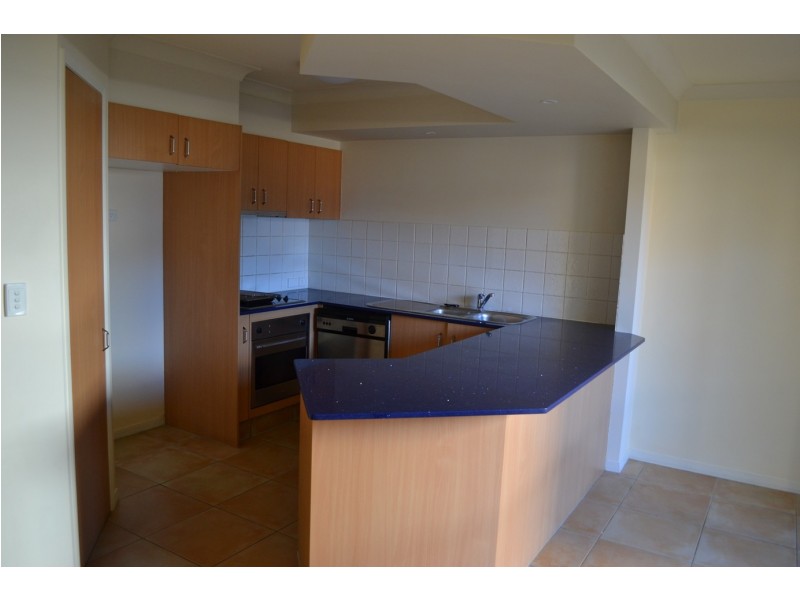 2/86 Imperial Parade, Labrador QLD 4215