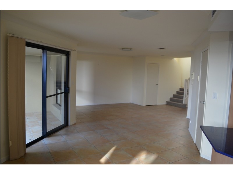 2/86-88 Imperial Parade, Labrador QLD 4215