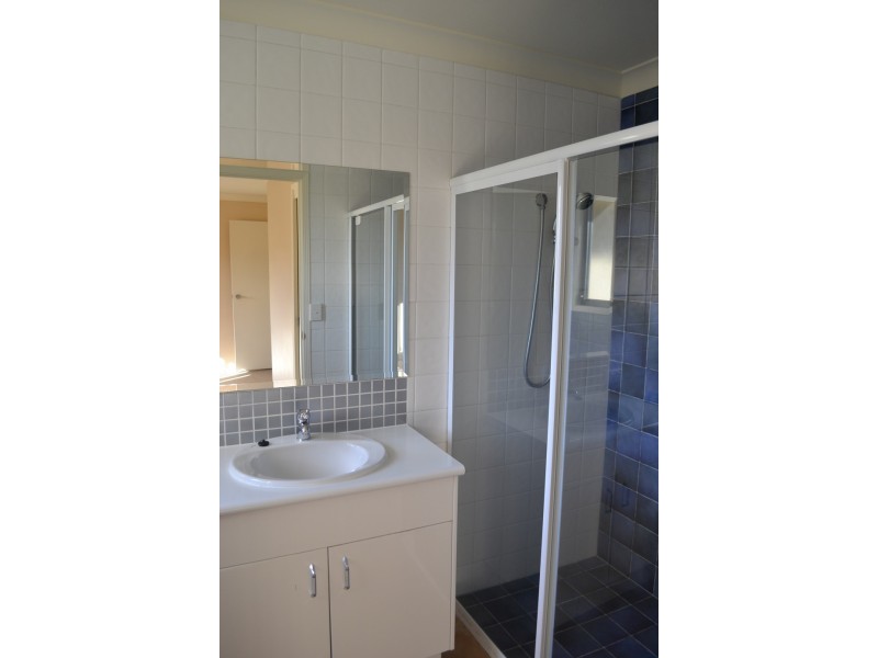 2/86-88 Imperial Parade, Labrador QLD 4215