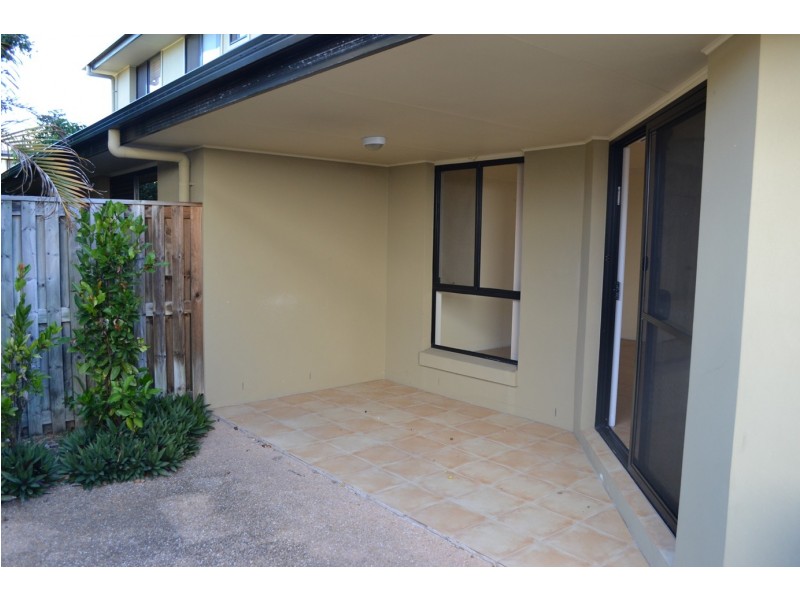 2/86-88 Imperial Parade, Labrador QLD 4215