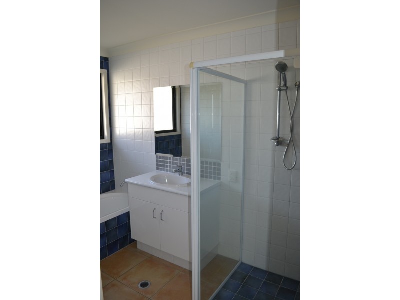 2/86 Imperial Parade, Labrador QLD 4215