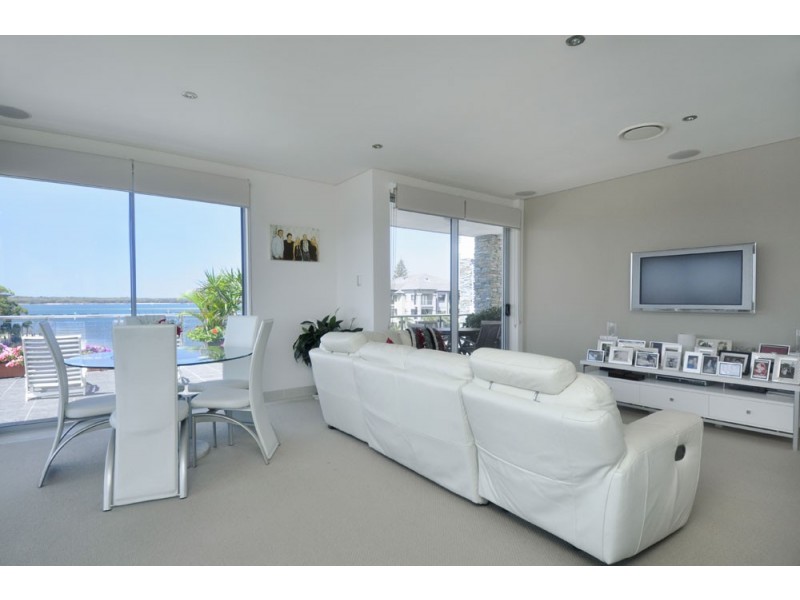 10/27-29 Madang Crescent, Runaway Bay QLD 4216