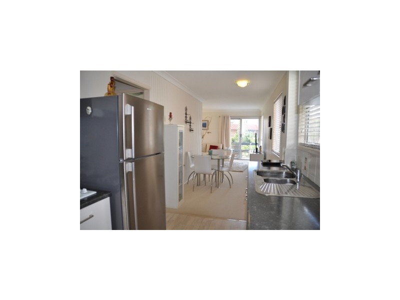 2/8 Robert Street, Labrador QLD 4215
