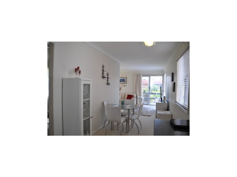 2/8 Robert Street, Labrador QLD 4215